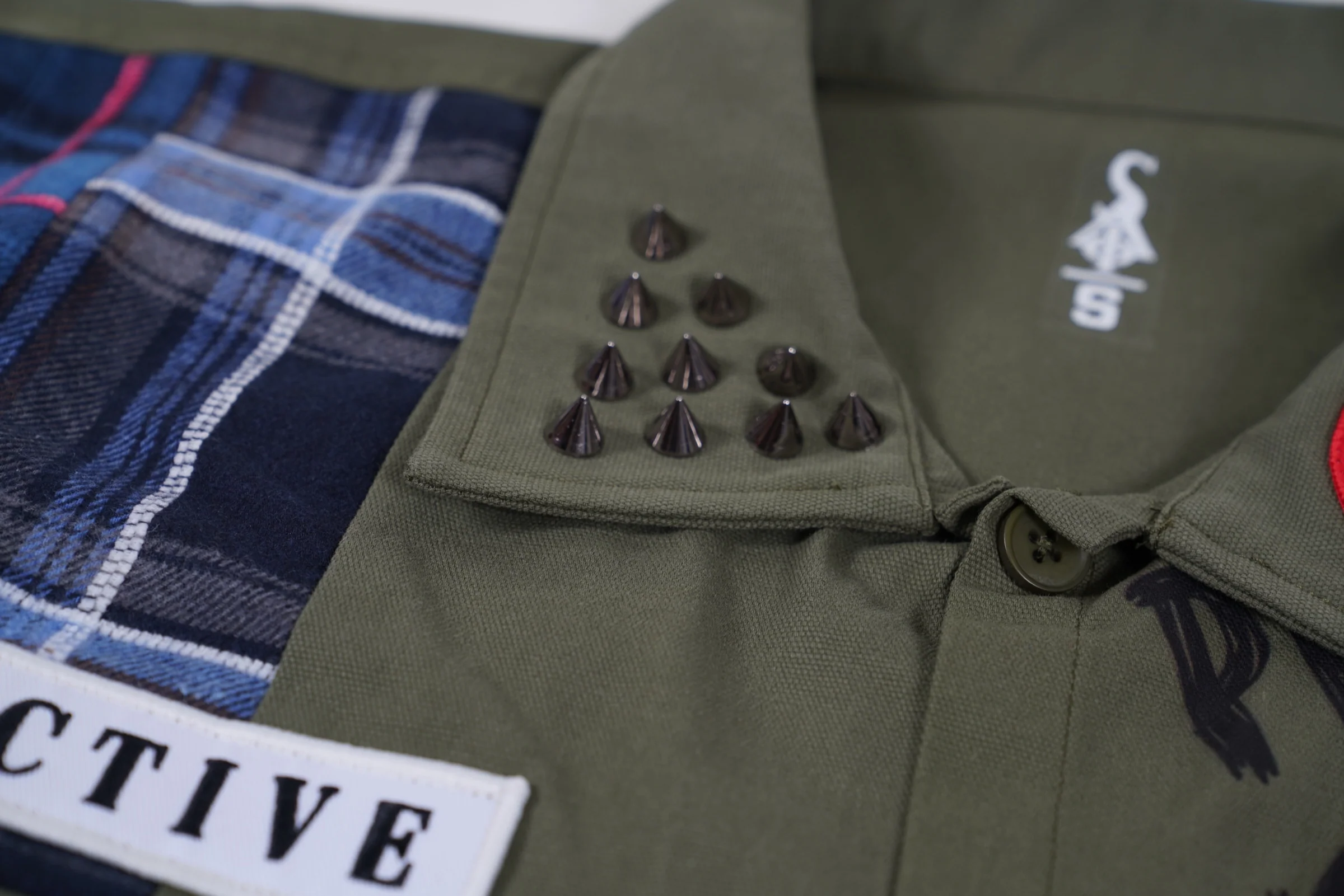 LOVE NOT WAR BUTTON UP (Olive) - Image 7